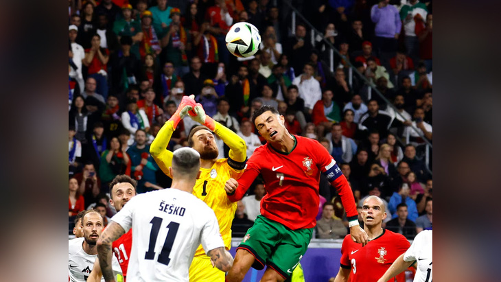 Ronaldo ở trận gặp Slovenia - Ảnh: REUTERS