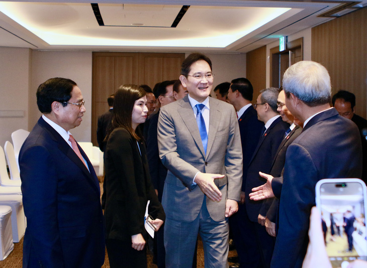 Thủ tướng Phạm Minh Chính giới thiệu với Chủ tịch Samsung Lee Jae Yong một số thành viên tham dự cuộc tiếp - Ảnh: DUY LINH