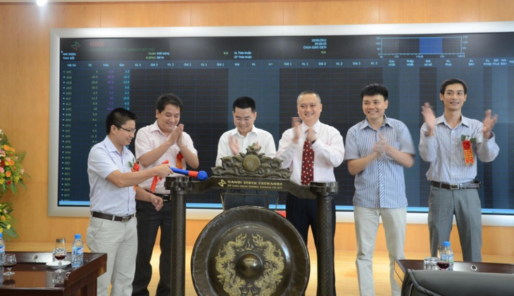 Lễ khai trương giao dịch cổ phiếu VPC của Công ty CP Đầu tư và Năng lượng Việt Nam tại HNX từ năm 2012 - Ảnh: Website DN
