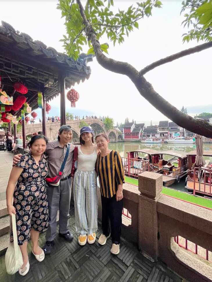 Cả gia đình nữ ca sĩ còn có dịp tham quan Chu Gia Giác - cổ trấn hơn 1.700 tuổi tại Thượng Hải và thưởng thức cổ nhạc Trung Quốc.