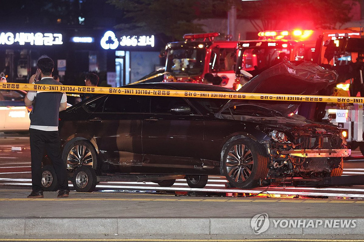 Chiếc ô tô bị hư hỏng phần đầu nghiêm trọng sau khi gây tai nạn tại thủ đô Seoul, Hàn Quốc tối 1-7 - Ảnh: YONHAP