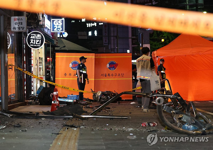 Hình ảnh hiện trường vụ tai nạn tối 1-7 tại trung tâm thủ đô Seoul, Hàn Quốc - Ảnh: YONHAP