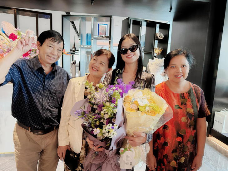 Suni Hạ Linh hạnh phúc chia sẻ hình ảnh bố mẹ và chị gái sang tận Trung Quốc cổ vũ cô ghi hình chung kết “Đạp gió 2024” kèm dòng chia sẻ “Cảm ơn bố mẹ và chị đã đến với 