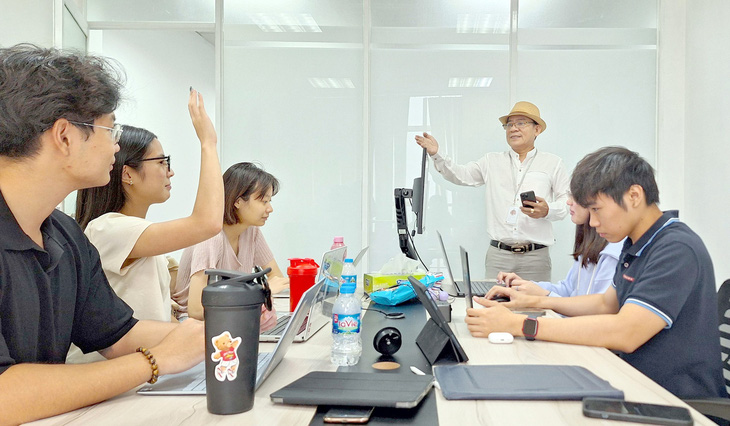 Nhóm sinh viên Singapore trong một buổi họp tại công ty thực tập ở TP.HCM - Ảnh: TRỌNG NHÂN