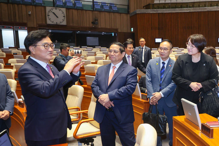 Chủ tịch Quốc hội Hàn Quốc Woo Won Shik giới thiệu với Thủ tướng Phạm Minh Chính phòng họp trong Nhà Quốc hội - Ảnh: NHẬT BẮC