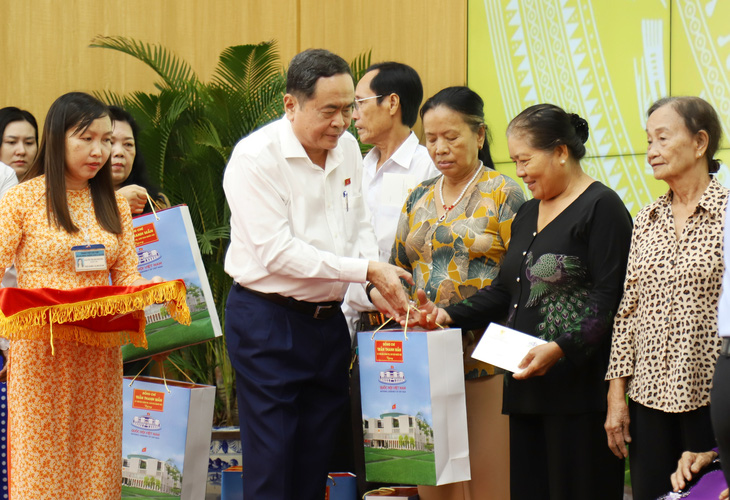 Chủ tịch Quốc hội Trần Thanh Mẫn tặng quà cho các gia đình chính sách, gia đình có công với cách mạng trên địa bàn TP Cần Thơ sáng 2-7 - Ảnh: CHÍ QUỐC