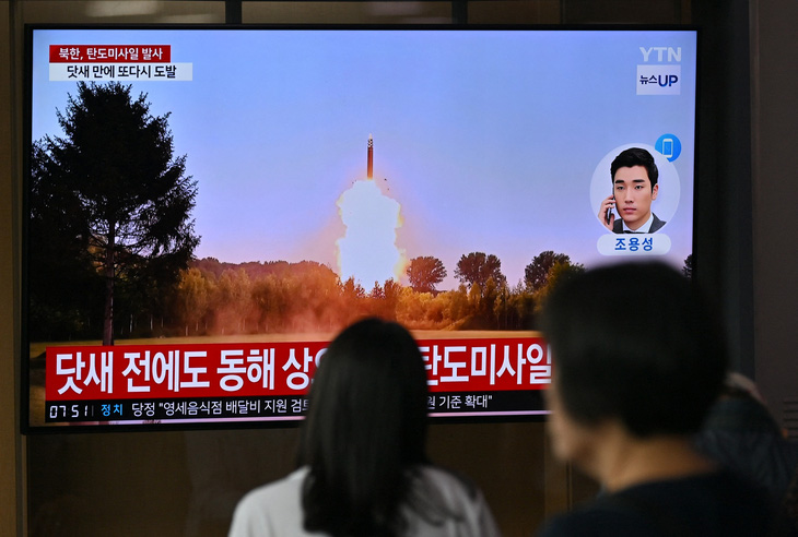 Người dân Hàn Quốc xem tivi đưa tin về vụ thử tên lửa của Triều Tiên ngày 1-7 - Ảnh: AFP
