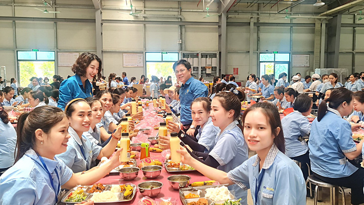 Công đoàn một nhà máy may ở huyện Nam Đàn, Nghệ An chăm lo bữa cơm cho công nhân, tạo niềm tin gắn bó lâu dài - Ảnh: DOÃN HÒA