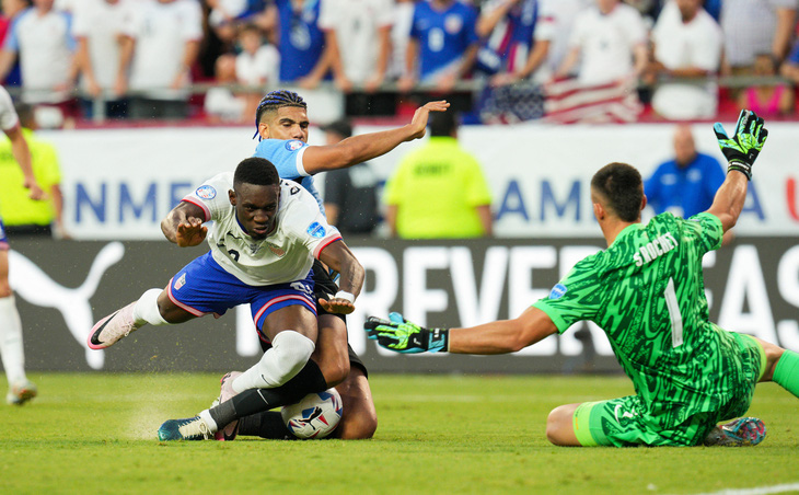 Các chân sút tuyển Mỹ bất lực trước hàng thủ Uruguay - Ảnh: Reuters