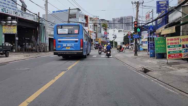 Phóng viên ghi nhận xe buýt số 93 vượt đèn đỏ tại giao lộ Kha Vạn Cân - Linh Trung, ngày 27-6 - Ảnh: MINH HÒA