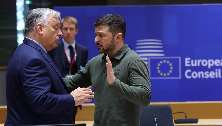 Thủ tướng Hungary Viktor Orban và Tổng thống Ukraine Volodymyr Zelensky tham dự hội nghị thượng đỉnh các nhà lãnh đạo Liên minh châu Âu tại Brussels, Bỉ, ngày 27-6 - Ảnh: REUTERS