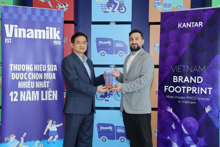 Đại diện Kantar Việt Nam (bên phải) trao các chứng nhận cho ông Nguyễn Quang Trí - Giám đốc điều hành Marketing Vinamilk - Ảnh: Vinamilk