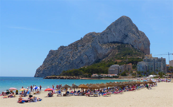 Một bãi biển tại thị trấn Calpe ở Tây Ban Nha - Ảnh: SPAIN HOLIDAY