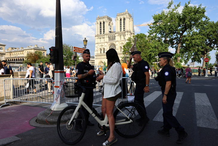 Ban tổ chức đã huy động cảnh sát để thắt chặt an ninh ở Olympic Paris 2024 - Ảnh: Reuter