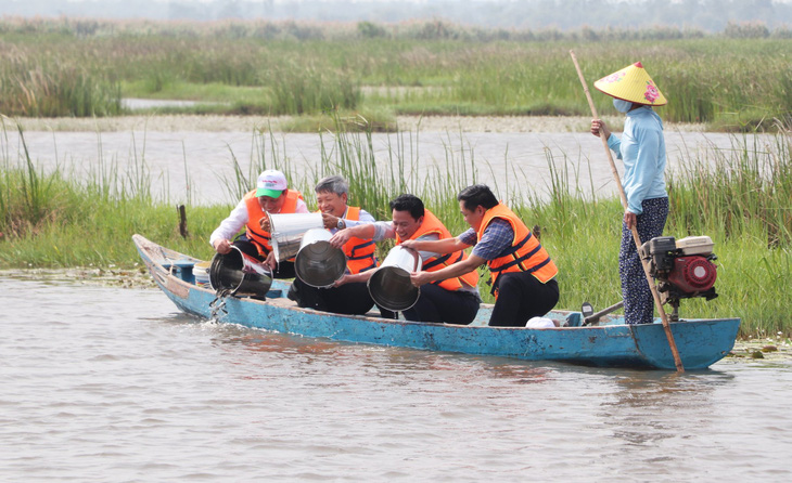 Lãnh đạo Bộ Tài nguyên và Môi trường và tỉnh Quảng Nam thả cá giống ở sông Đầm vào tháng 3-2024 nhằm hưởng ứng năm Phục hồi đa dạng sinh học quốc gia - Ảnh: LÊ TRUNG