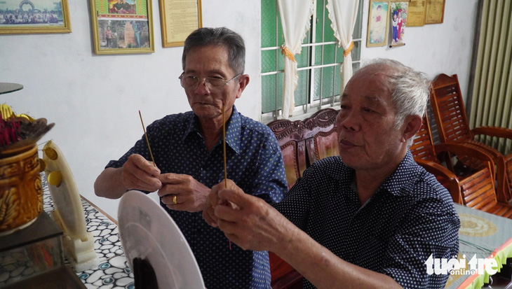 Ông Nguyễn Văn Ánh (bên trái) ở huyện U Minh, tỉnh Cà Mau dâng hương tưởng nhớ Tổng bí thư Nguyễn Phú Trọng tại nhà của mình - Ảnh: THANH HUYỀN