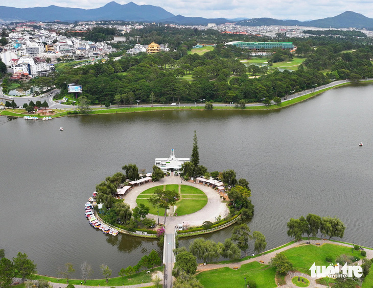 Tài sản đấu giá là khu nhà hàng Thủy Tạ Đà Lạt với toàn bộ đảo nổi - Ảnh: M.V.