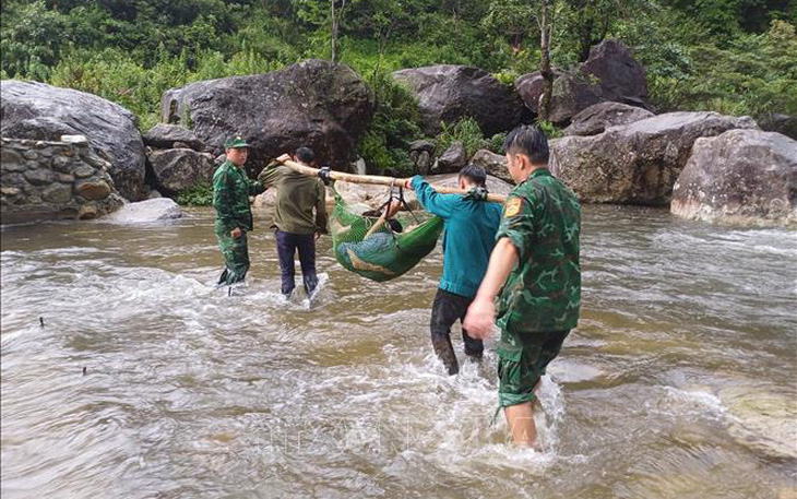 Cứu sống người đàn ông bị rơi xuống vực trong rừng đã 4 ngày