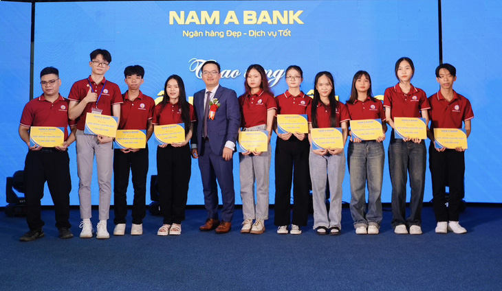 Nam A Bank đã trao học bổng cho sinh viên Trường Đại học Quang Trung - Ảnh: Nam A Bank