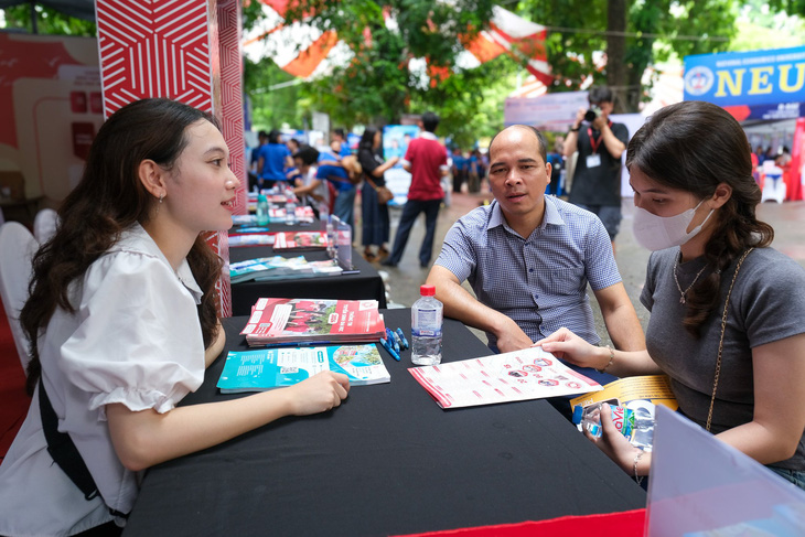 Thí sinh được tư vấn về chương trình học, học phí, học bổng tại gian tư vấn của Trường đại học Ngoại thương sáng 20-7 - Ảnh: HÀ QUÂN