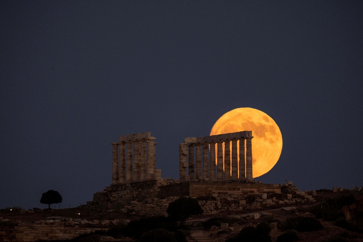 Trăng lên phía sau đền Poseidon ở Sounion, Hy Lạp ngày 20-7 - Ảnh: REUTERS