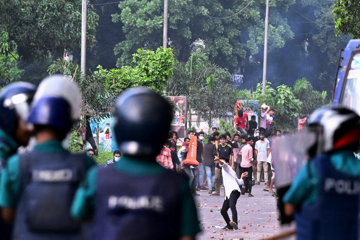 Thanh niên và cảnh sát đụng độ tại thủ đô Dhaka, Bangladesh hôm 18-7 - Ảnh: AFP