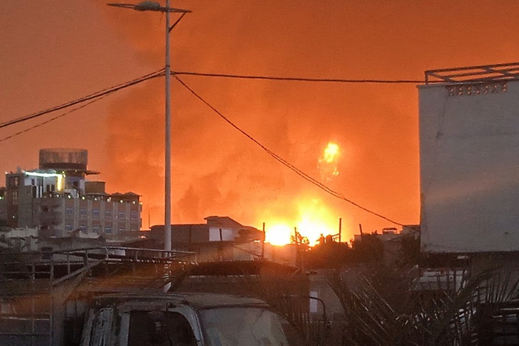 Cột lửa bùng lên sau cuộc không kích của Israel vào thành phố cảng Hodeidah, Yemen ngày 20-7 - Ảnh: AFP