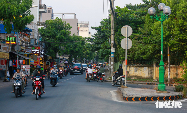 Đoạn thắt nút cổ chai trên đường Tân Sơn (thuộc dự án xây dựng mở rộng đường Phạm Văn Bạch, hướng quận Gò Vấp, kết nối đường Quang Trung) - Ảnh: CHÂU TUẤN