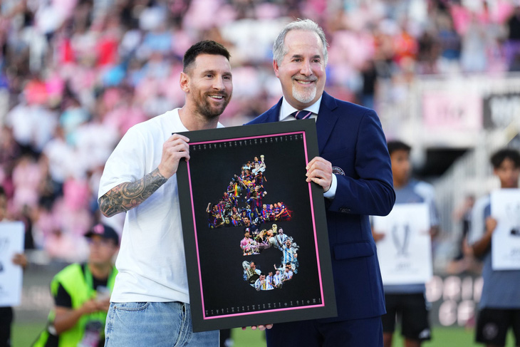 Messi is honored with the number 45 symbolizing the 45 titles he has won - Photo: AP