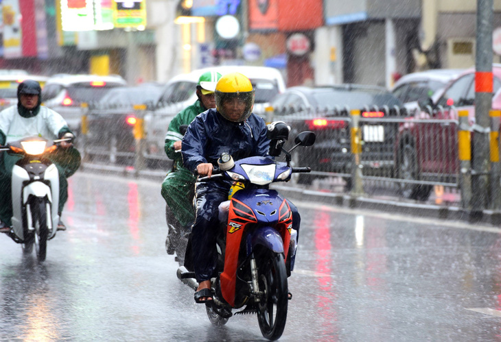 TP.HCM những ngày qua mưa lớn mỗi chiều - Ảnh: DUYÊN PHAN