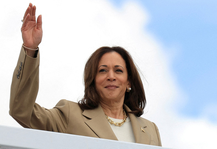 Phó tổng thống Mỹ Kamala Harris tuyên bố quyết tâm giành đề cử của Đảng Dân chủ vào tháng sau - Ảnh: REUTERS