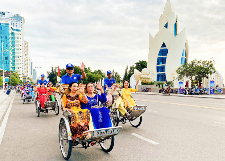 Du khách trải nghiệm đạp xích lô bên tháp Trầm Hương,TP Nha Trang (Khánh Hòa) - Ảnh: TRẦN HOÀI