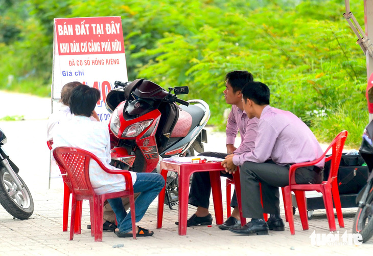 Từ ngày 1-8, môi giới bất động sản sẽ không được hành nghề tự do, giúp hạn chế tình trạng "loạn" môi giới nhà đất - Ảnh: QUANG ĐỊNH