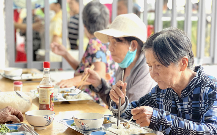 Cơm 0 đồng, bánh miễn phí, hàng quán bán gì cho nấy - Ảnh 5.