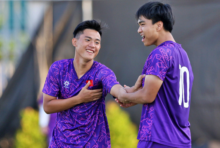 Hoàng Quang Dũng (trái) vui vì ghi được 2 bàn ở giải U19 - Ảnh: VFF