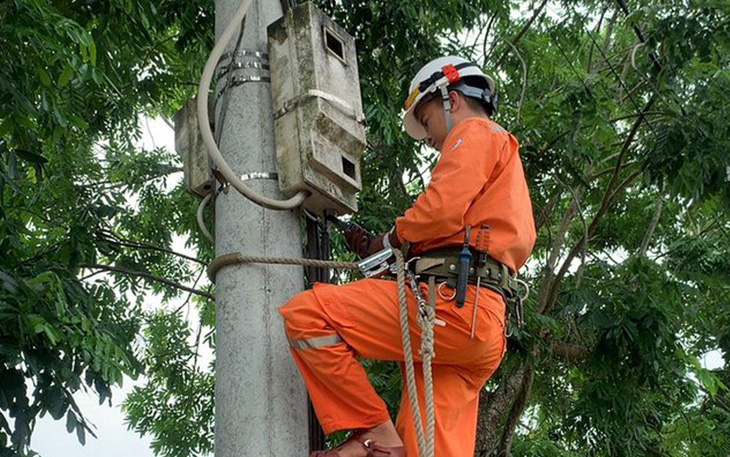 Công nhân Điện lực Phú Yên thực hiện kiểm tra đường dây sau công tơ - Ảnh: N.H