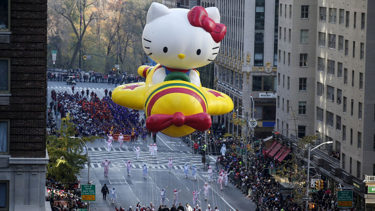 Biểu tượng quả bóng hình Hello Kitty được dựng lên vào dịp Lễ Tạ ơn năm 2015 tại New York, Mỹ.