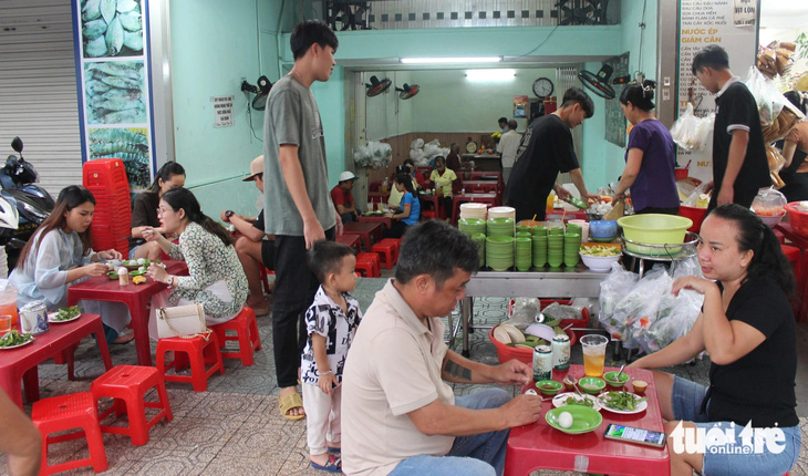 Tuy giá cả ngày càng tăng, hột vịt lộn Thu Hà vẫn có vị trí đặc biệt trong tim nhiều người dân Biên Hòa - Ảnh: Tô Cường