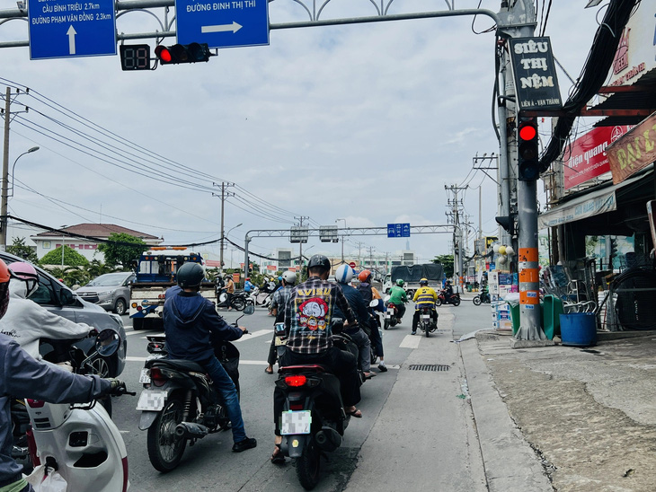 Một người luồn lách để rẽ phải khi đèn đỏ - Ảnh: XUÂN ĐOÀN