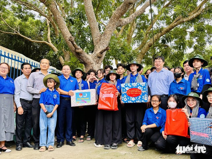 Tỉnh ủy Đồng Tháp tặng quà cho sinh viên Mùa hè xanh Trường đại học Văn Hiến - Ảnh: ĐẶNG TUYẾT