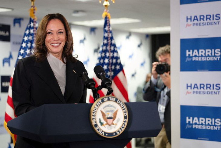 Phó tổng thống Mỹ Kamala Harris phát biểu tại trụ sở Chiến dịch tranh cử tổng thống của bà ở TP Wilmington, bang Delaware ngày 22-7 - Ảnh: REUTERS