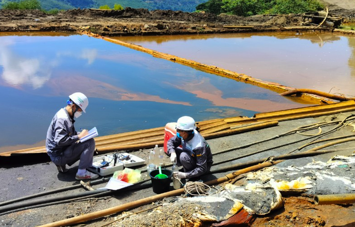 Cán bộ Trung tâm Quan trắc tài nguyên và môi trường Nghệ An lấy mẫu nước để xét nghiệm ở khu vực Công ty TNHH thiếc Hà An - Ảnh: DOÃN HÒA