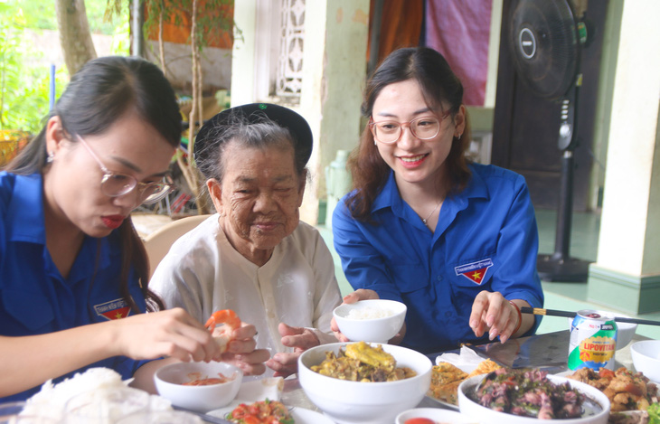 “Bữa cơm tri ân - Ấm áp nghĩa tình” tại gia đình Mẹ Việt Nam anh hùng Lê Thị Hừu ở phường Nguyên Bình, thị xã Nghi Sơn (Thanh Hóa) - Ảnh: CTV