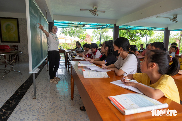 Các lớp học hè ở chùa Lập Thạch kéo dài trong hai tháng rưỡi - Ảnh: HOÀNG TÁO