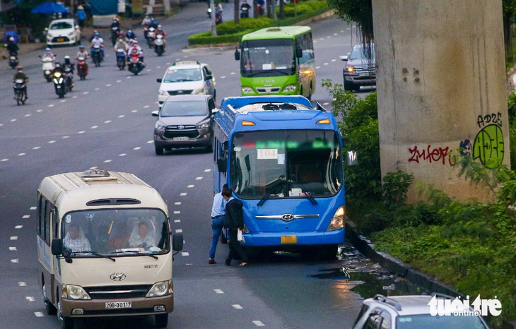 Xe buýt TP.HCM sẽ dừng bấm còi trong hai ngày Quốc tang - Ảnh: CHÂU TUẤN