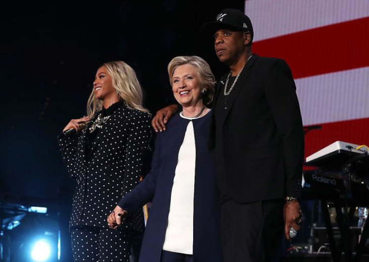 Ca sĩ Beyonce và chồng cô, nghệ sĩ Jay Z, cùng đứng trên sân khấu một sự kiện âm nhạc được tổ chức để vận động cử tri bỏ phiếu cho bà Clinton - Ảnh: Amny