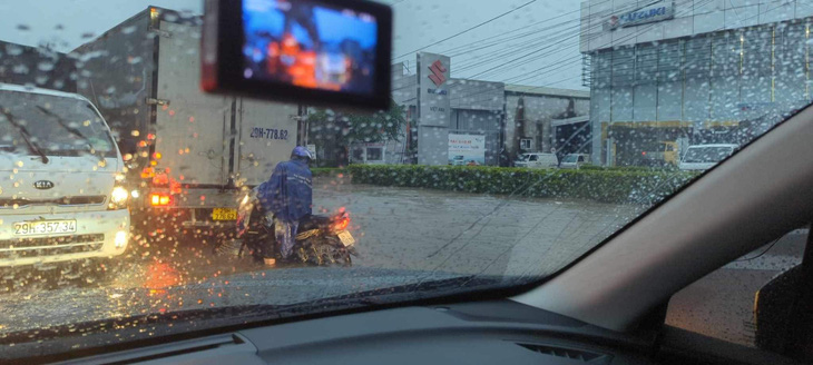 Tài xế Hà Nội mắc kẹt hơn 5 tiếng trên đường mới về được tới nhà vì ngập và ùn tắc- Ảnh 2.