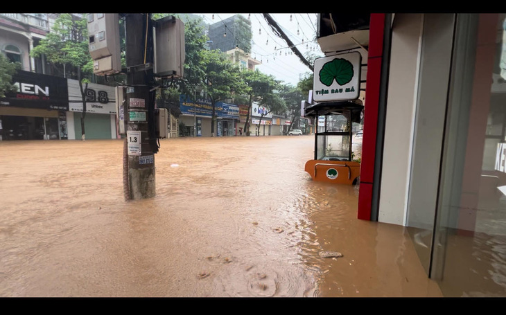 Mưa lớn trong đêm, thành phố Sơn La ngập sâu, nước chảy như sông- Ảnh 4.