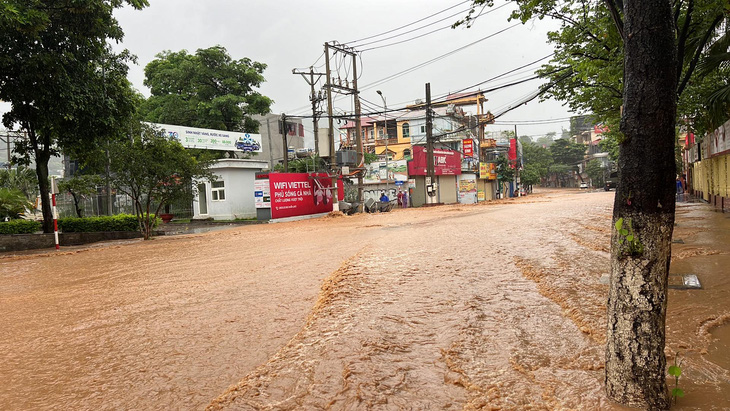 Sáng nay nước ở các khu vực cao vẫn chảy về các tuyến đường trũng thấp ở thành phố Sơn La - Ảnh: KHÁNH LY