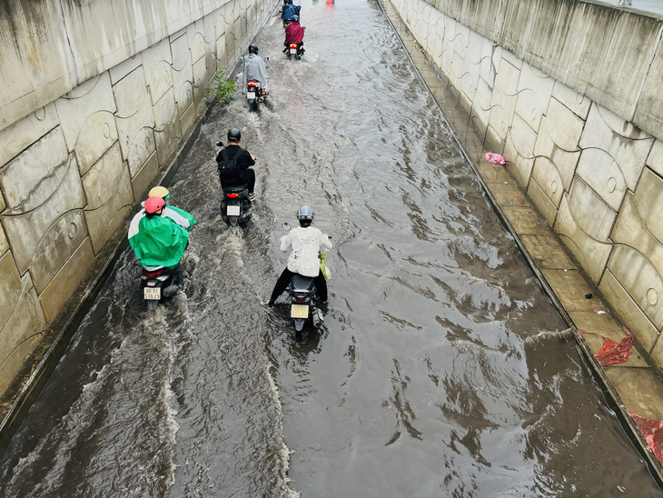 Ngày 20-7 cơn mưa lớn kéo dài khoảng một tiếng đồng hồ khiến hầm chui bắt đầu ngập nặng - Ảnh: XUÂN ĐOÀN